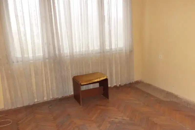 Едностаен апартамент във Враца, Младост