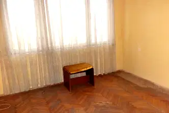 Едностаен апартамент във Враца, Младост