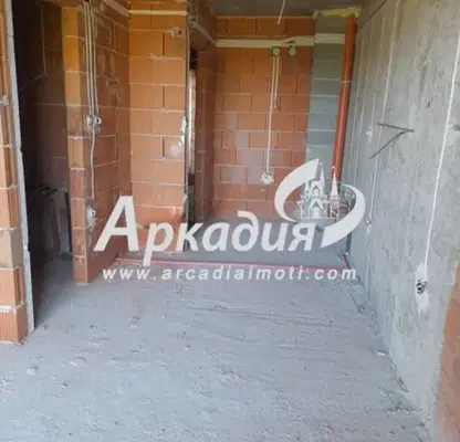 Снимка 2 — Едностаен апартамент с тераса в нова сграда в Южен, Пловдив