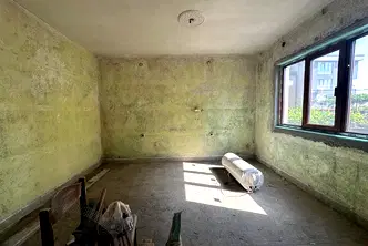 Етаж от къща в Шумен, Басейна