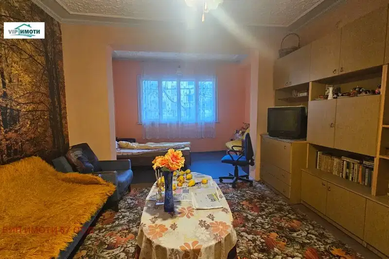 Floor of House in Lovech, Centyr