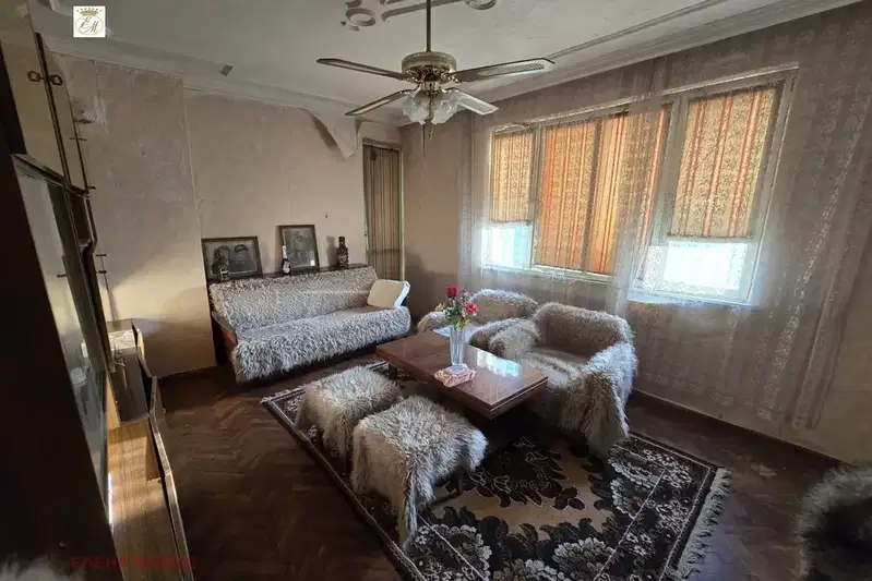 Четиристаен апартамент в центъра на Шумен с две тераси