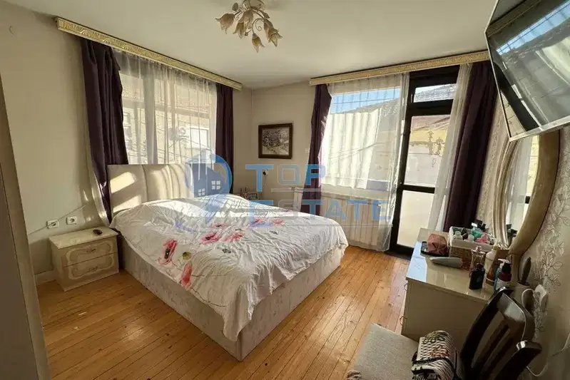 Floor of House in Veliko Tyrnovo, Centyr
