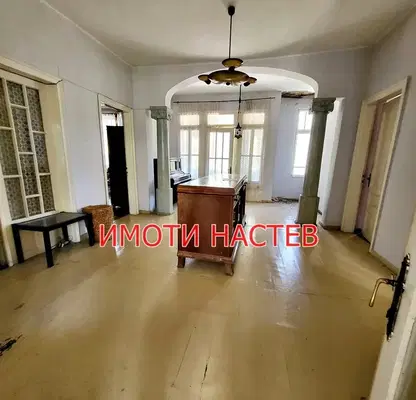 Photo 2 — Spacious 5-room apartment in the centre of Shumen with a yard