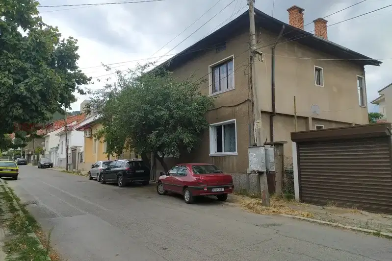 Къща с 2 спални в центъра на Кюстендил с двор и гараж