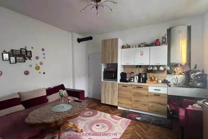 Floor of House in Tyrgovishte, Centyr