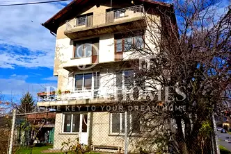 Етаж от къща в Перник, Църква