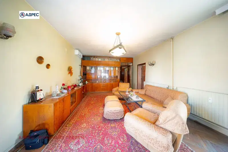 Floor of House in Pleven, Idealen Centyr