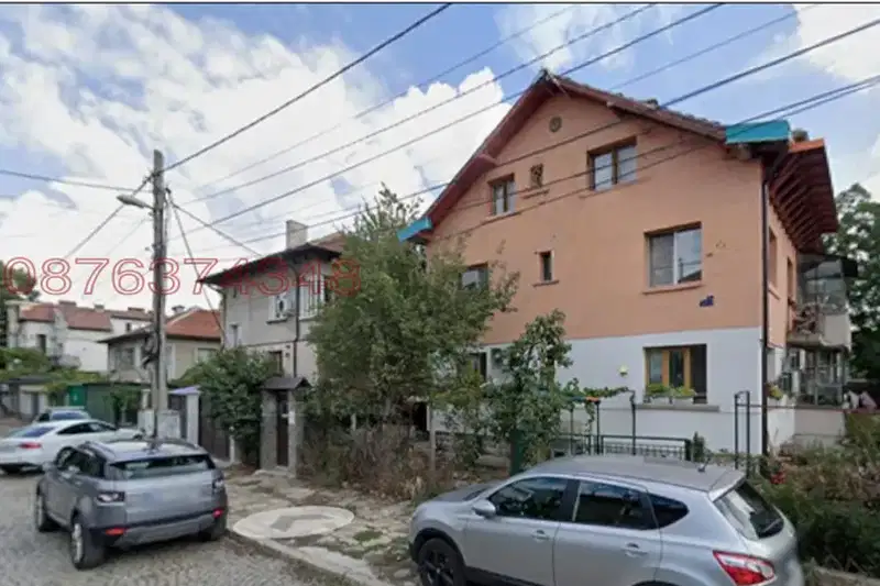 Етаж от къща в София, Левски