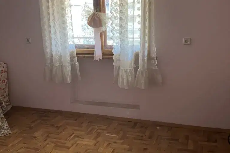 Етаж от къща във Враца, Река Лева
