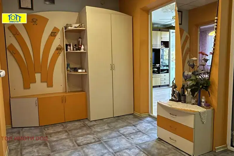 Етаж от къща в Русе, Родина 2
