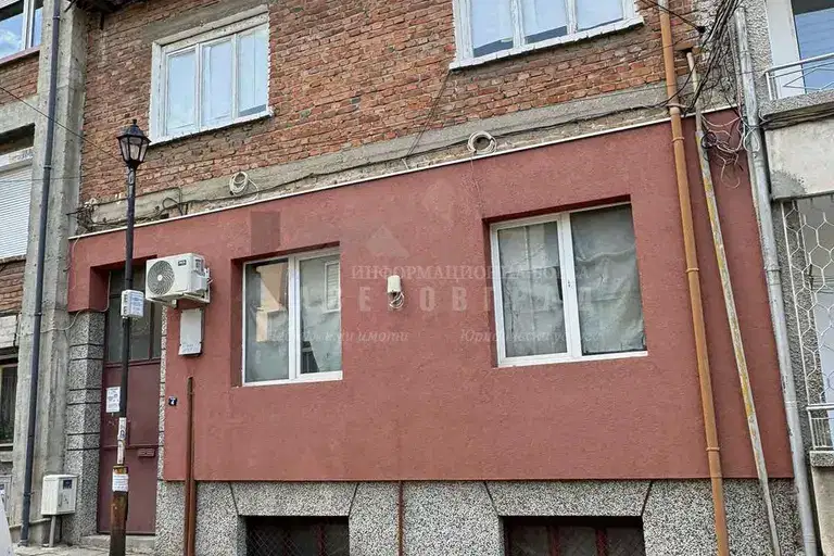 Етаж от къща с 4 стаи в Асеновград с голяма тераса