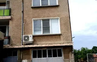 Етаж от къща в Русе, Две могили