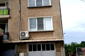 Етаж от къща в Русе, Две могили