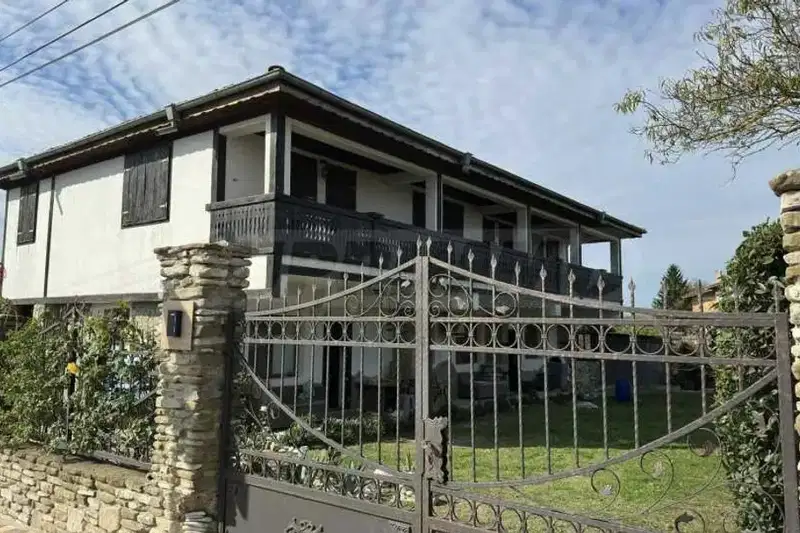 Етаж от къща във Варна, Бяла