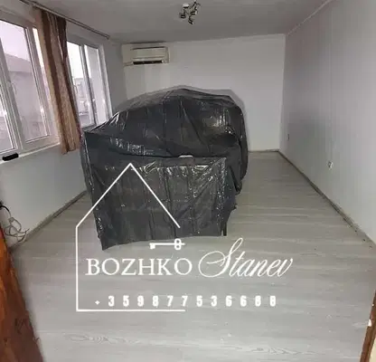 Снимка 2 — Двуетажна къща с търговско помещение в Долни чифлик