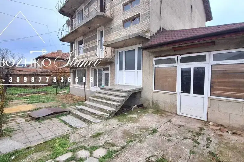 Двуетажна къща с търговско помещение в Долни чифлик