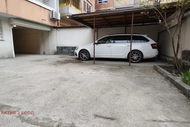 Garage/Parking in Sofiya, Belite Brezi