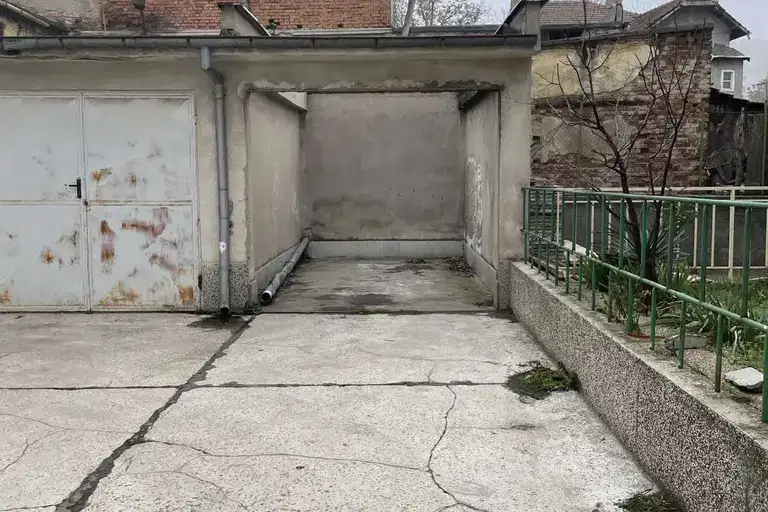 Garage/Parking in Ruse, Centyr