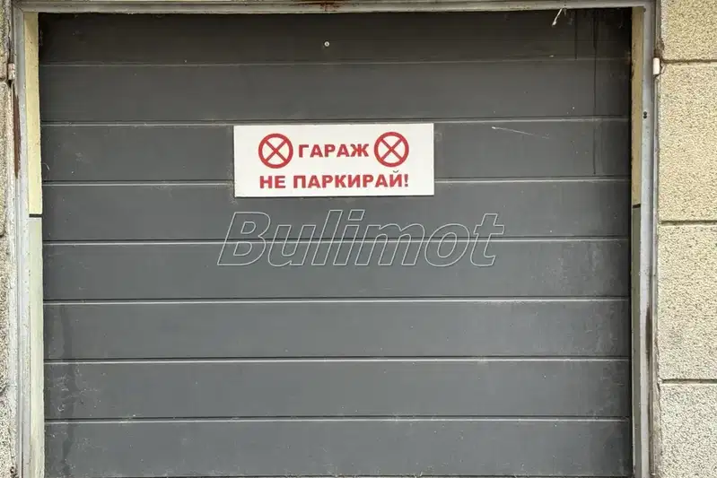 Garage/Parking in Varna, Konfuto