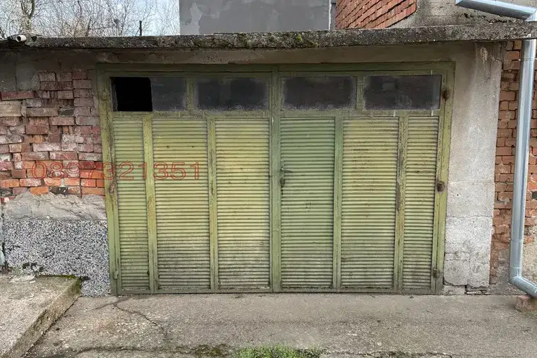 Garage in Ruse, Marten