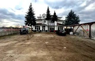 Хотел в Кюстендил, Бял камък
