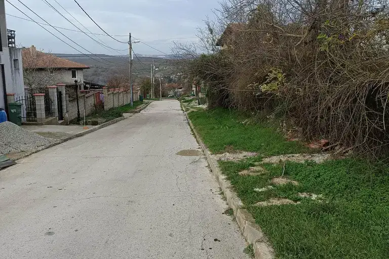 Къща с 3 стаи в с. Константиново, Варна, с двор