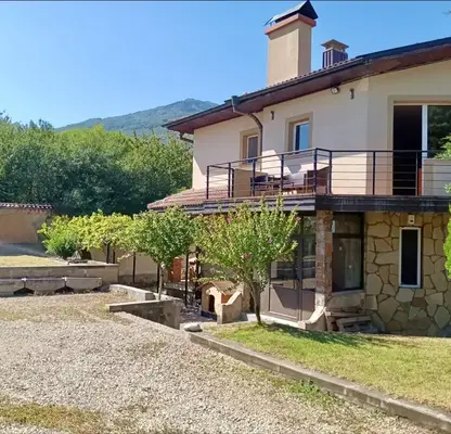 Снимка 2 — Просторна 6-стайна къща с гараж в Бояна, София