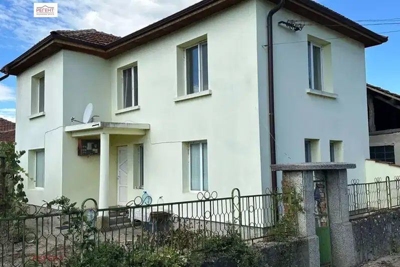 Двуетажна къща с двор в село Яворец до Габрово
