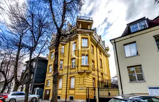 Къща в София, Център