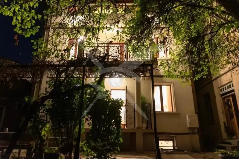 Къща в София, Център