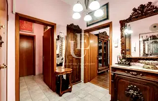 Къща в София, Център