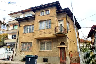Къща в Ловеч, Център