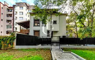 Къща в София, Център