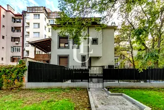 Къща в София, Център