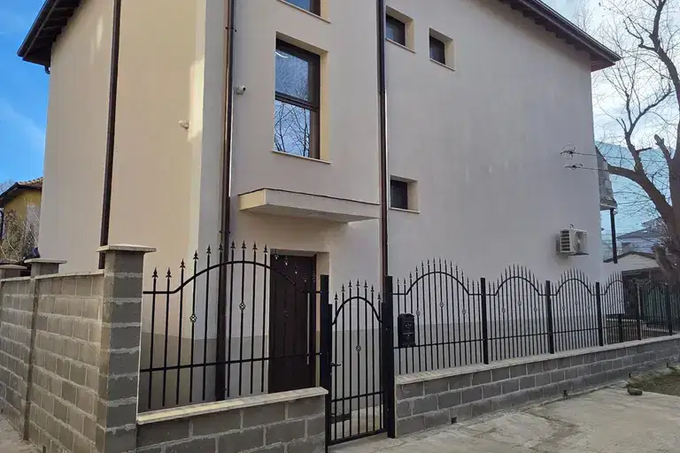 House in Vraca, Centyr