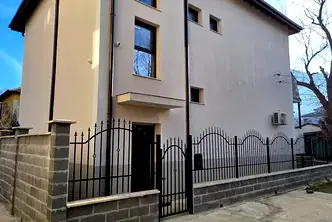 Къща във Враца, Център