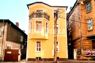 Къща в София, Център