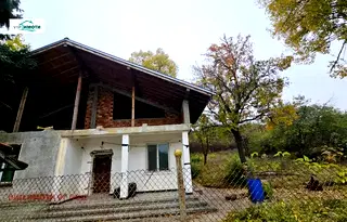 Къща в Ловеч, Червен бряг