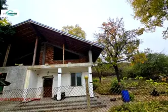 Къща в Ловеч, Червен бряг