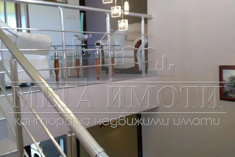 Къща в Сливен, Дружба