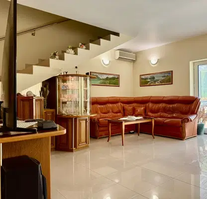 Photo 4 — Spacious house with pool in the Gradska bolnitsa area, Dobrich