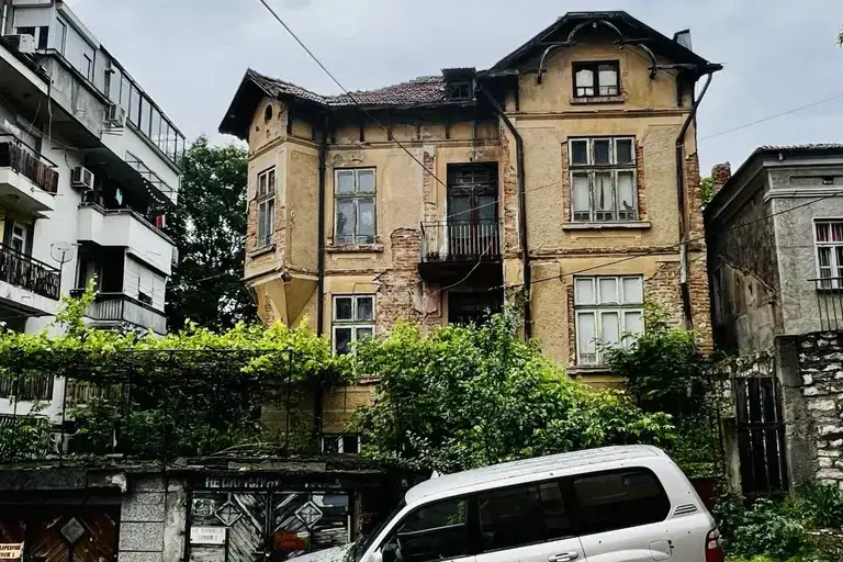 House in Pleven, Idealen Centyr