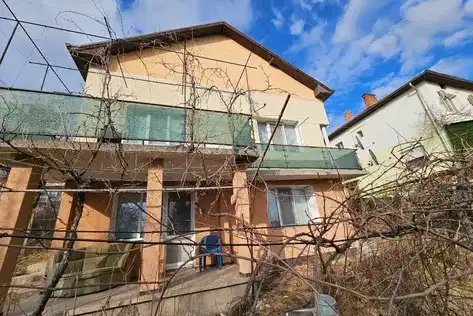 House in Pernik, Iztok
