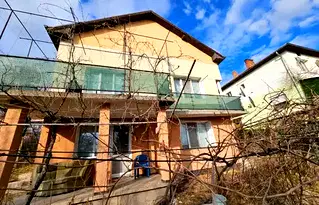 Къща в Перник, Изток