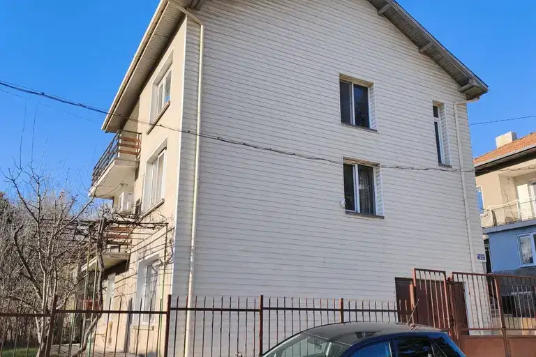 Самостоятелна къща с гараж в кв. Клепало, Перник