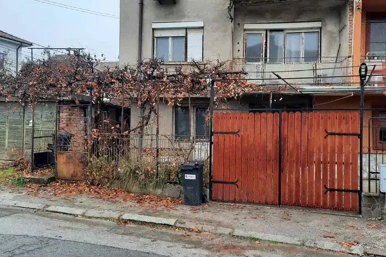 Къща в Перник, Клепало