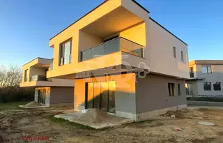 Къща във Варна, м-т Боровец - юг