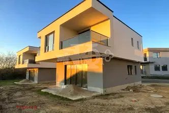 Къща във Варна, м-т Боровец - юг