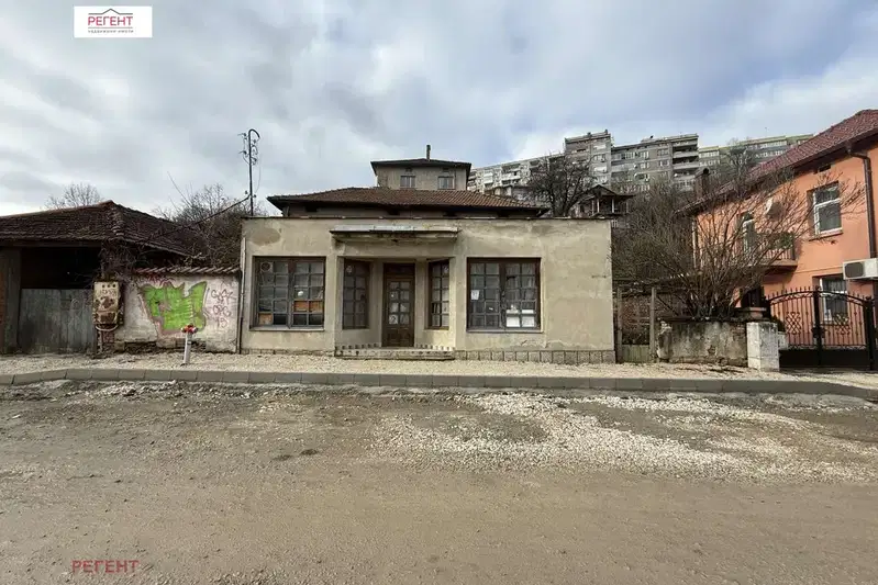 Къща в Габрово, Младост